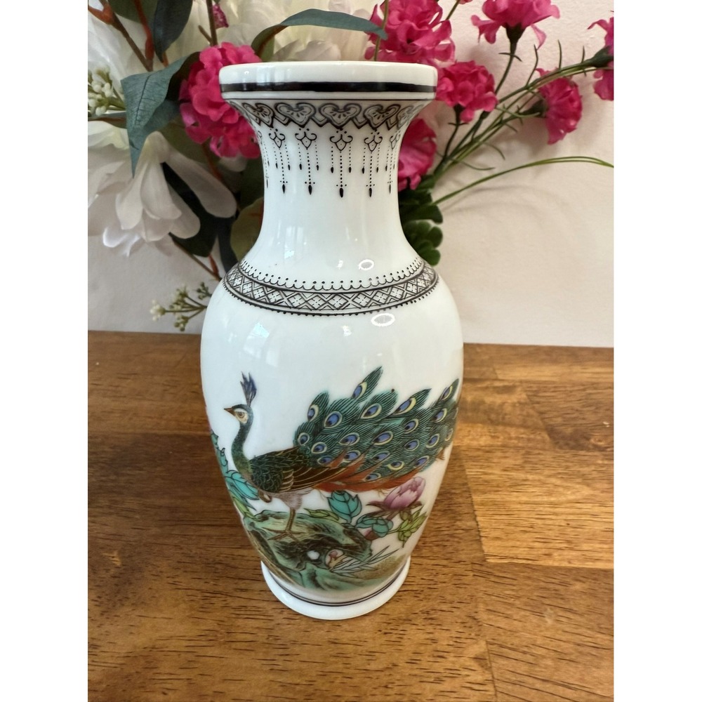Vintage Chinese Porcelain Peacock Vase – Hand-Painted Floral Design Retro‎ Decor